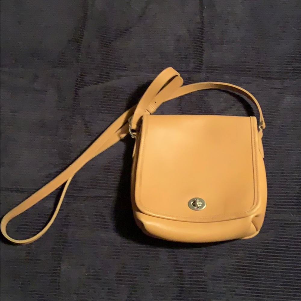Coach leather purse (moving sale make me an offer)